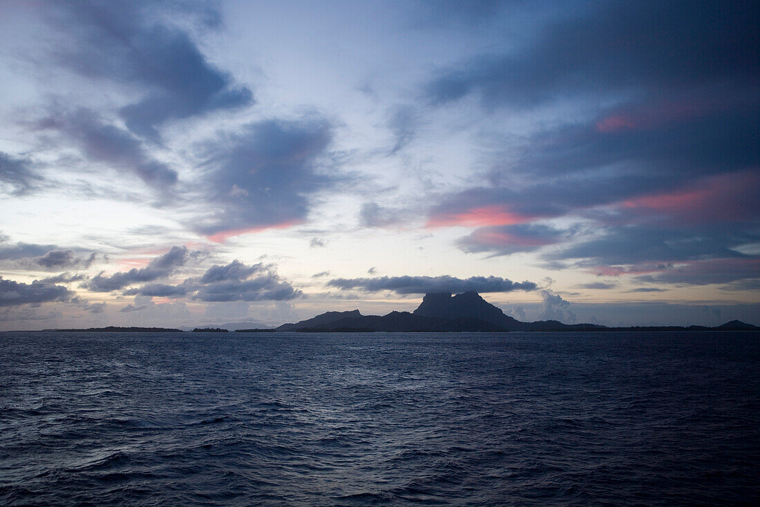 Bora Bora bei Tagesanbruch, Bora Bora, Gesellschaftsinseln, Französisch Polynesien, Südsee