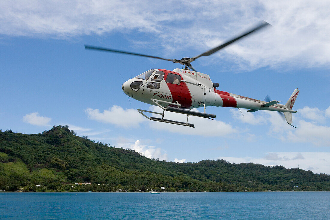 Polynesia Helicopters Hubschrauber während eines Rundflugs, Bora Bora, Gesellschaftsinseln, Französisch Polynesien, Südsee