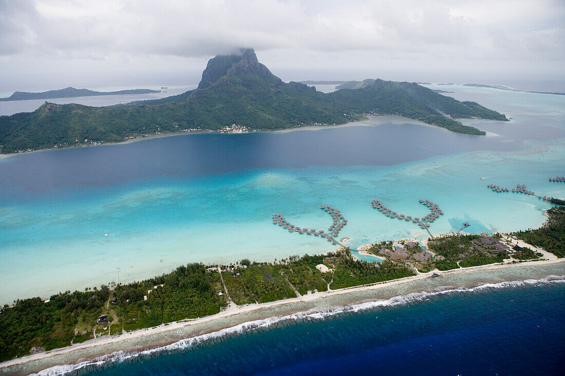 Luftaufnahme von Overwater Bungalows vom InterContinental Resort and Thalasso Spa in der Bora Bora Lagune, Bora Bora, Gesellschaftsinseln, Französisch Polynesien, Südsee