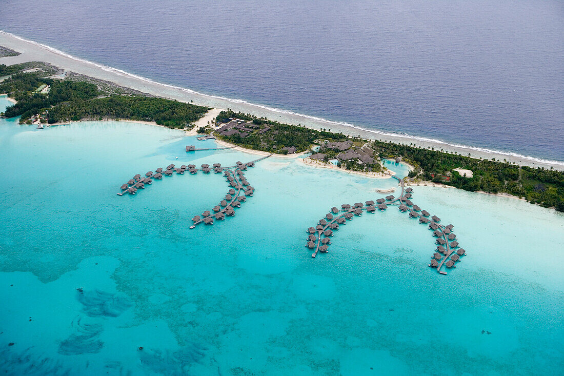 Luftaufnahme von Overwater Bungalows vom InterContinental Resort and Thalasso Spa in der Bora Bora Lagune, Bora Bora, Gesellschaftsinseln, Französisch Polynesien, Südsee