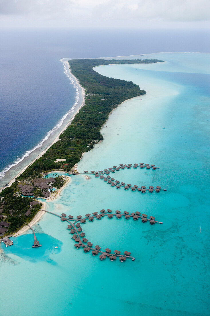 Luftaufnahme von Overwater Bungalows vom InterContinental Resort and Thalasso Spa in der Bora Bora Lagune, Bora Bora, Gesellschaftsinseln, Französisch Polynesien, Südsee