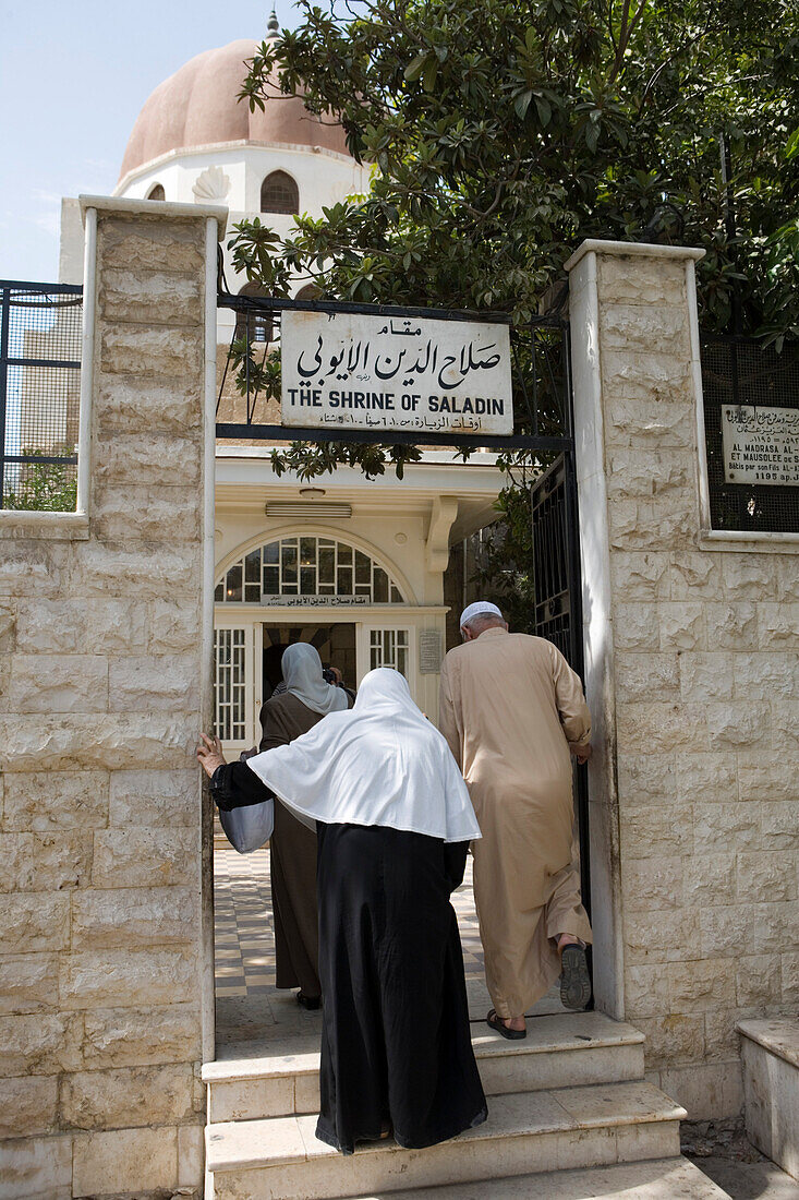 Frauen und Mann am Eingang des Saladin Mausoleum, Damaskus, Syrien, Naher Osten, Asien