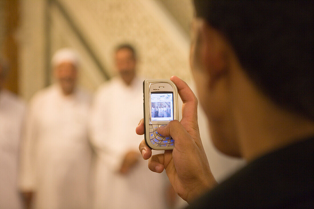 Mann fotografiert Freunde mit Mobiltelefon in der Umayyaden Moschee, Damaskus, Syrien, Naher Osten, Asien