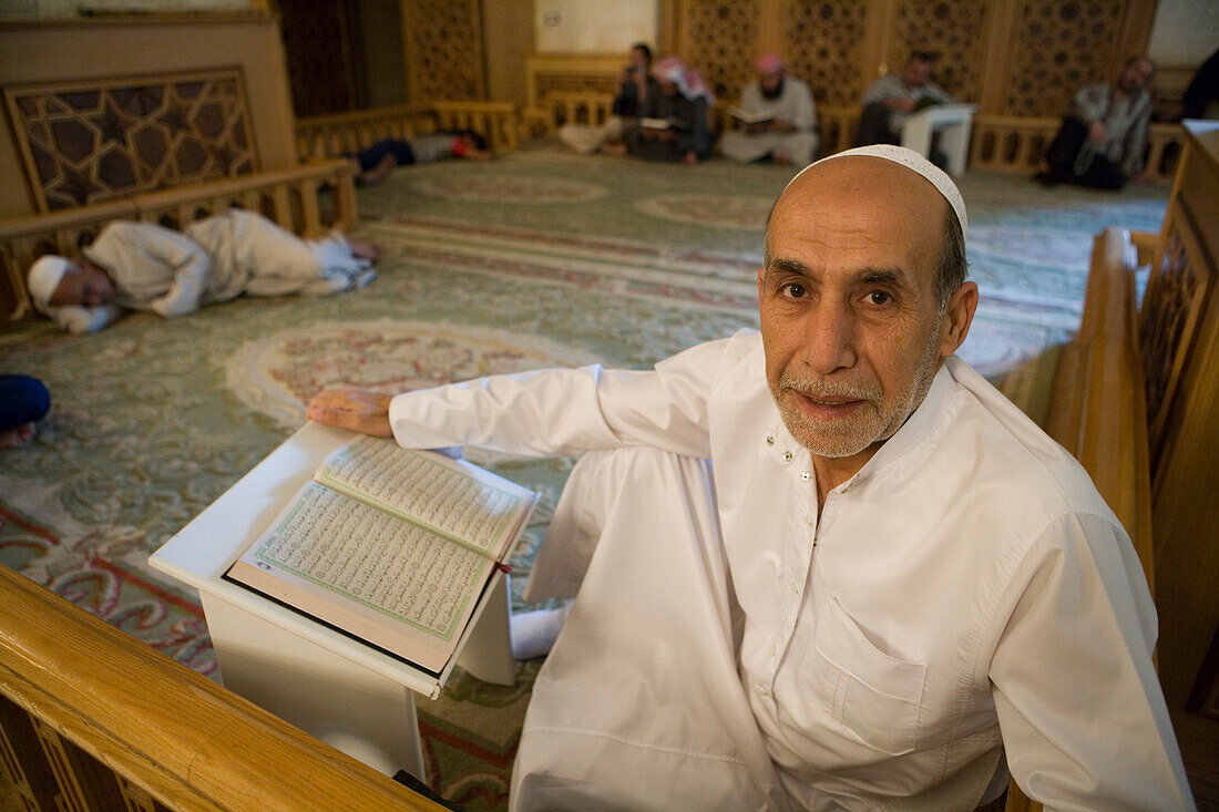 Muslimischer Mann liest im Koran in der Großen Moschee, Aleppo, Syrien, Naher Osten, Asien