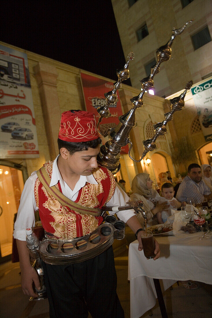 Mann serviert Arabischen Kaffee anläßlich Ramadan Iftar Abendessen im Sheraton Aleppo Hotel, Aleppo, Syrien, Naher Osten, Asien