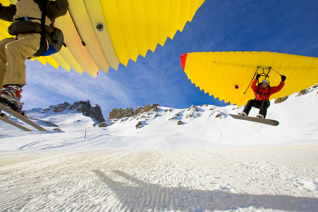 Snowboarder und Skifahrer mit Woopy-Jump, Grimentz, Wallis, Schweiz