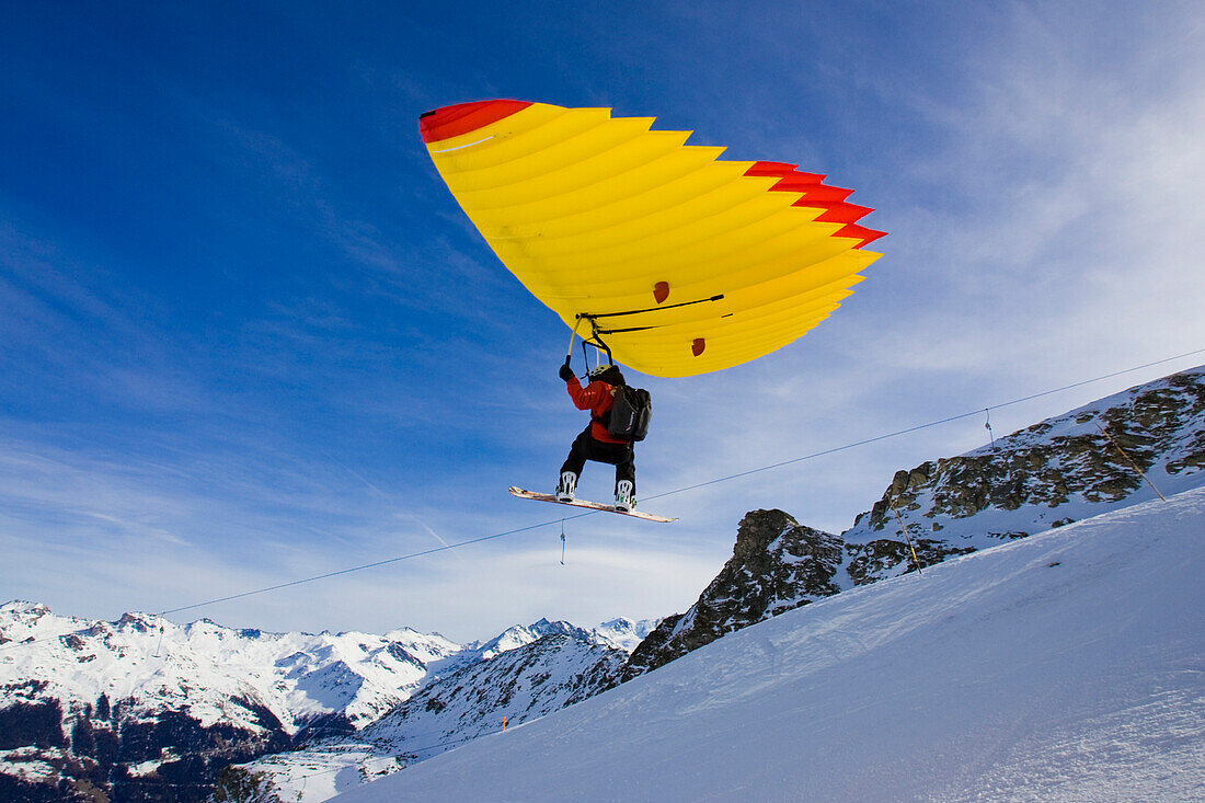 Snowboarder mit einem Woody-Jump, Grimentz, Wallis, Schweiz