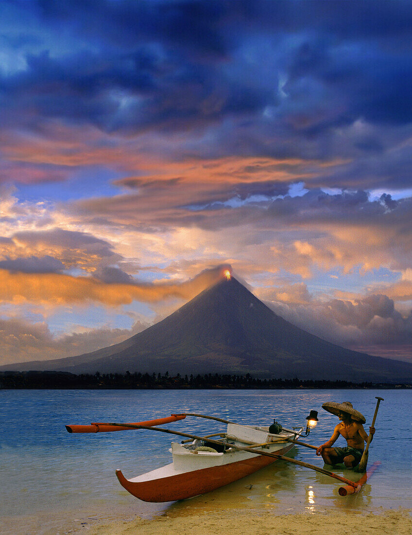 Fishermen, Mayon volcano near Legazpi City, eruption at sunset, Legazpi, Luzon Island, Philippines, Asia