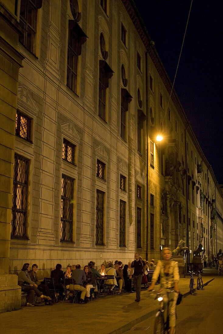 Radfahrer und Menschen in einem Strassencafe bei Nacht, Residenzstraße, Odeonsplatz, München, Deutschland, Europa