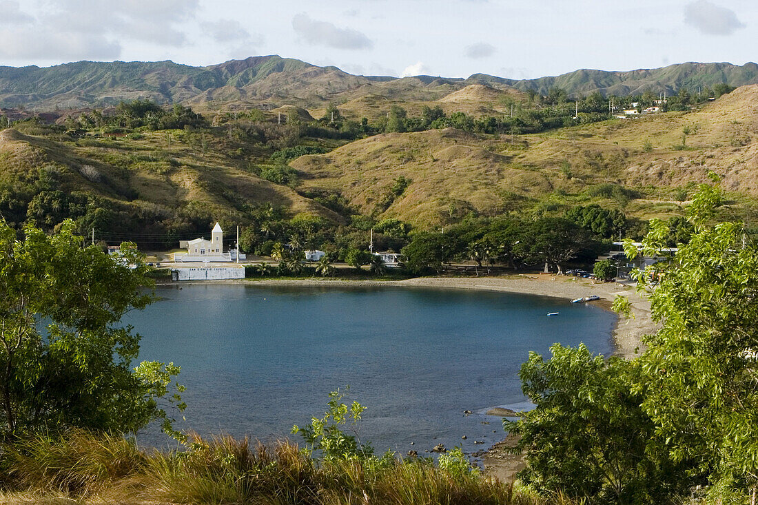 Blick auf die Festung Nuestra Senora de la Soledad mit Kirche in einer Bucht, Umatac, Guam, Mikronesien, Ozeanien