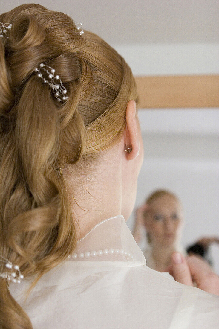 Braut betrachtet sich im Spiegel, Pfalz, Deutschland