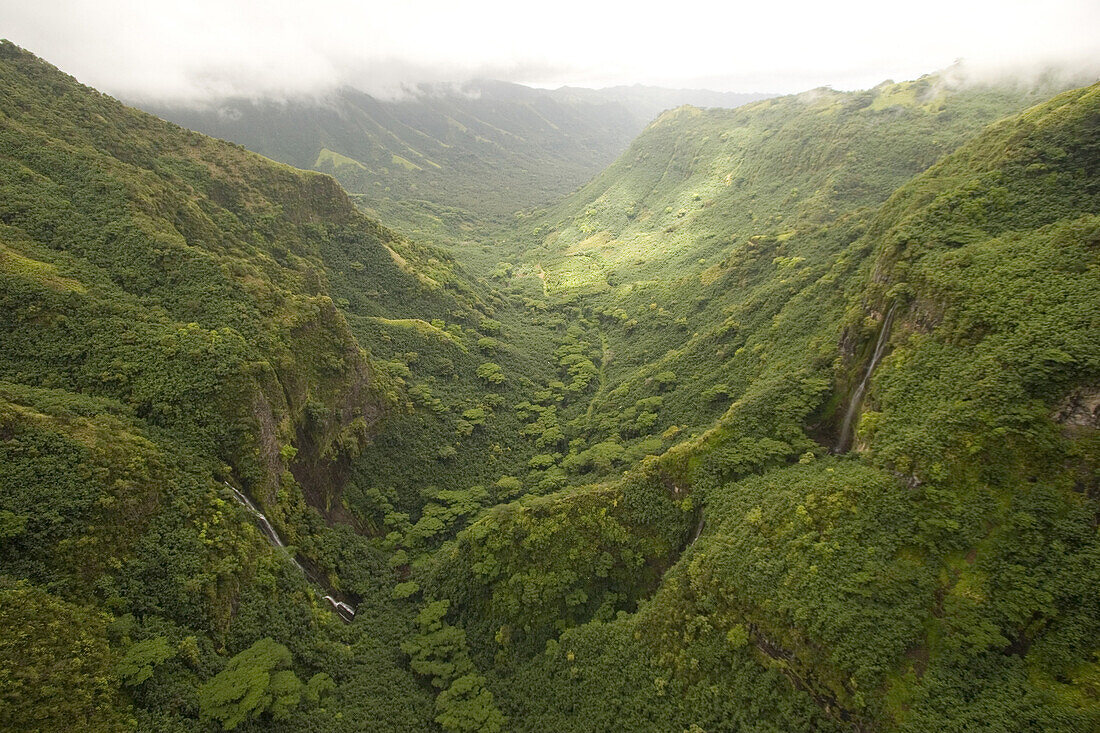 Luftaufnahme von grüner Landschaft mit Wasserfällen, Nuku Hiva, Marquesas Inseln, Polynesien, Ozeanien