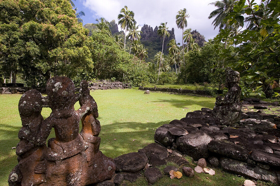 Verwitterte Steinfigur in einem Dorf, Pae Pae, Hatiheu Bucht, Nuku Hiva, Marquesas, Polynesien, Ozeanien