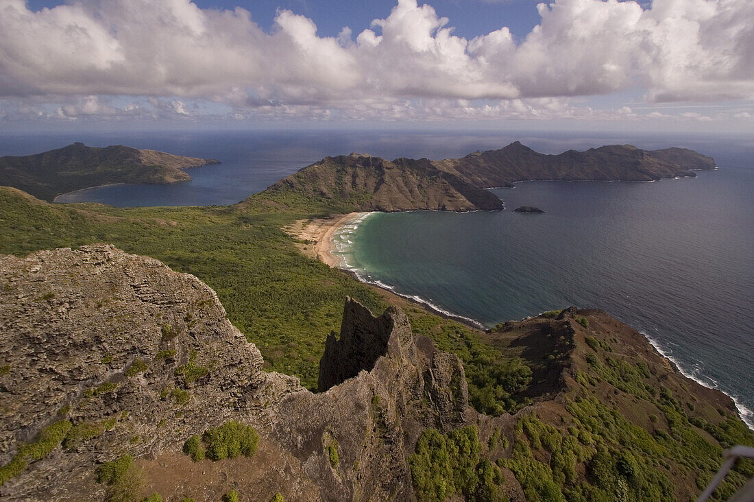 HAA’ATUATUA, Luftaufnahme von Bucht, Bergspitzen und Meer, Nuku Hiva, Marquesas, Polynesien, Ozeanien