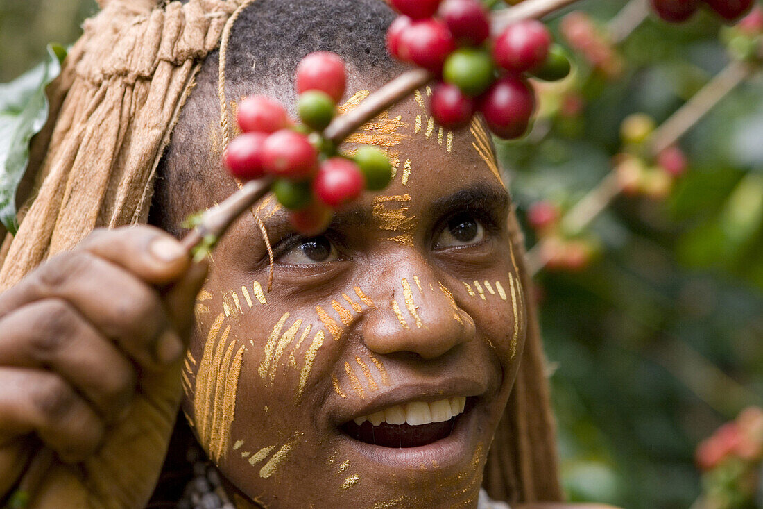 Portrait eines Mädchens auf einer Kaffeeplantage, Langila, Hochland, Papua Neuguinea, Ozeanien