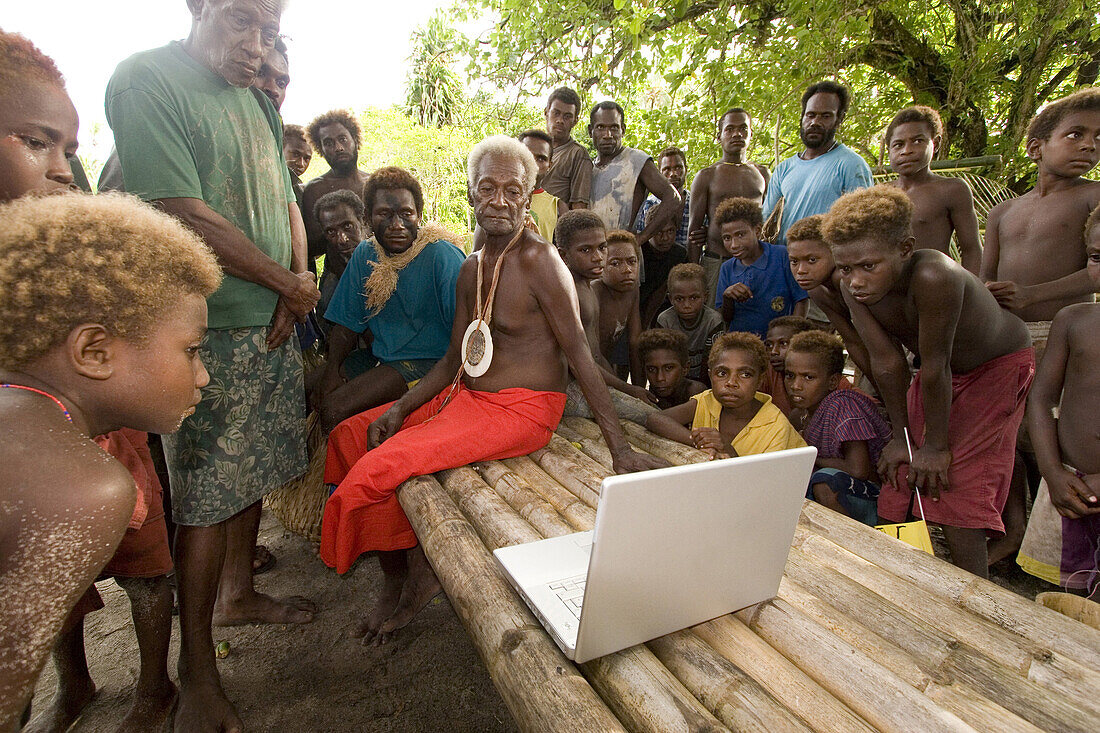Traditioneller Stamm betrachtet Apple Computer, Neu Irland, Papua New Guinea, Ozeanien