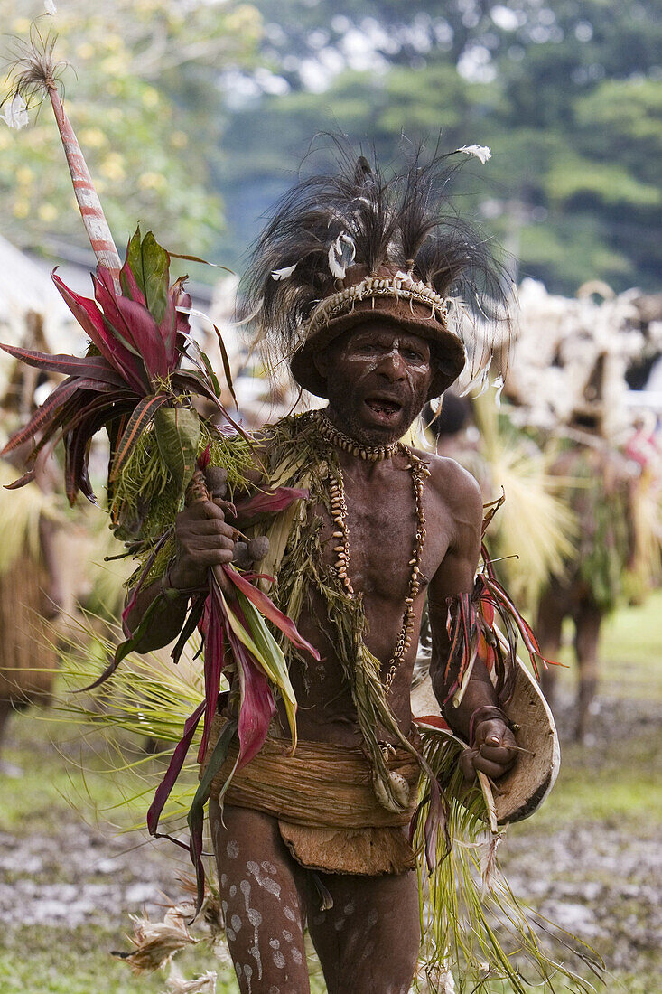 Mann mit Kopfschmuck bei Singsing Tanz, Lae, Papua Neuguinea, Ozeanien
