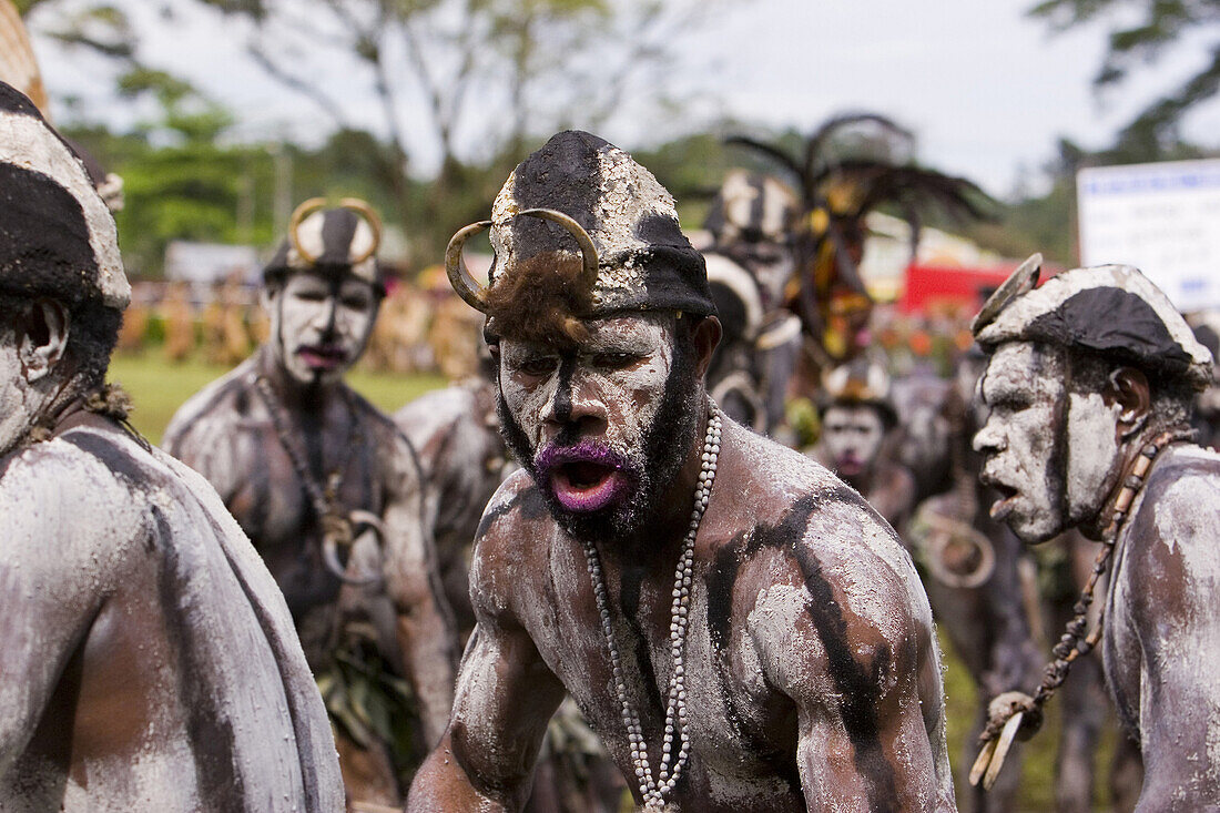 Männer mit Körperbemalung bei Singsing Tanz, Lae, Papua Neuguinea, Ozeanien