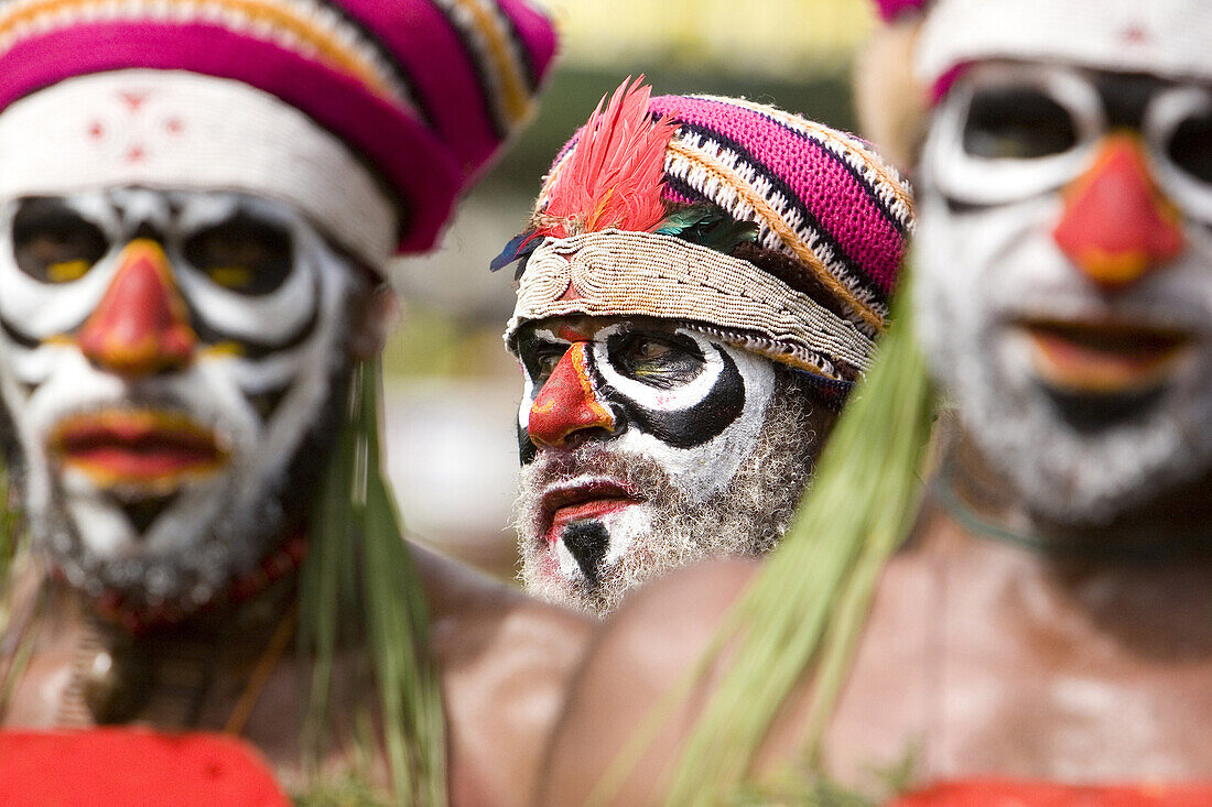Männer mit Gesichtsbemalung bei Singsing Tanz, Lae, Papua Neuguinea, Ozeanien