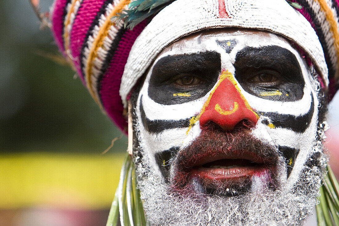 Mann mit Gesichtsbemalung bei Singsing Tanz, Lae, Papua Neuguinea, Ozeanien