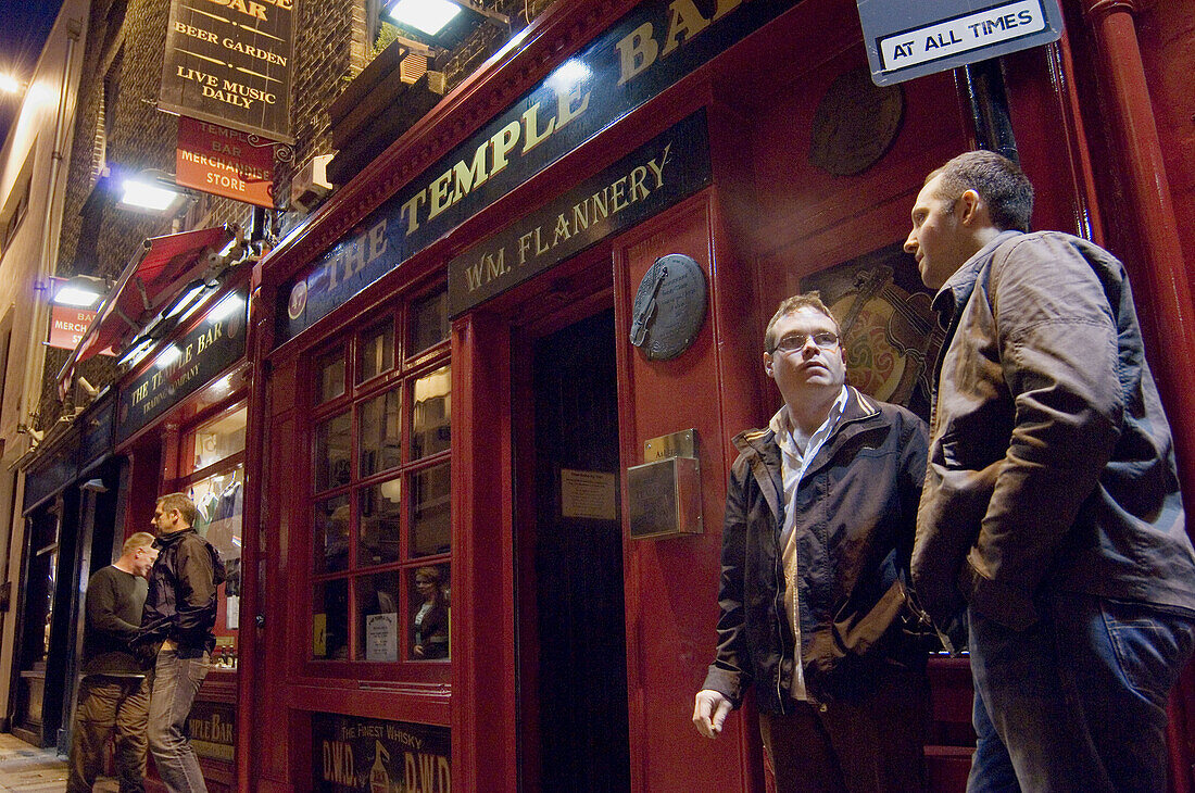 The Temple Bar pub, Temple Bar, Dublin, Ireland.