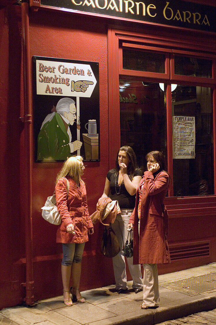 The Temple Bar pub, Temple Bar, Dublin, Ireland.