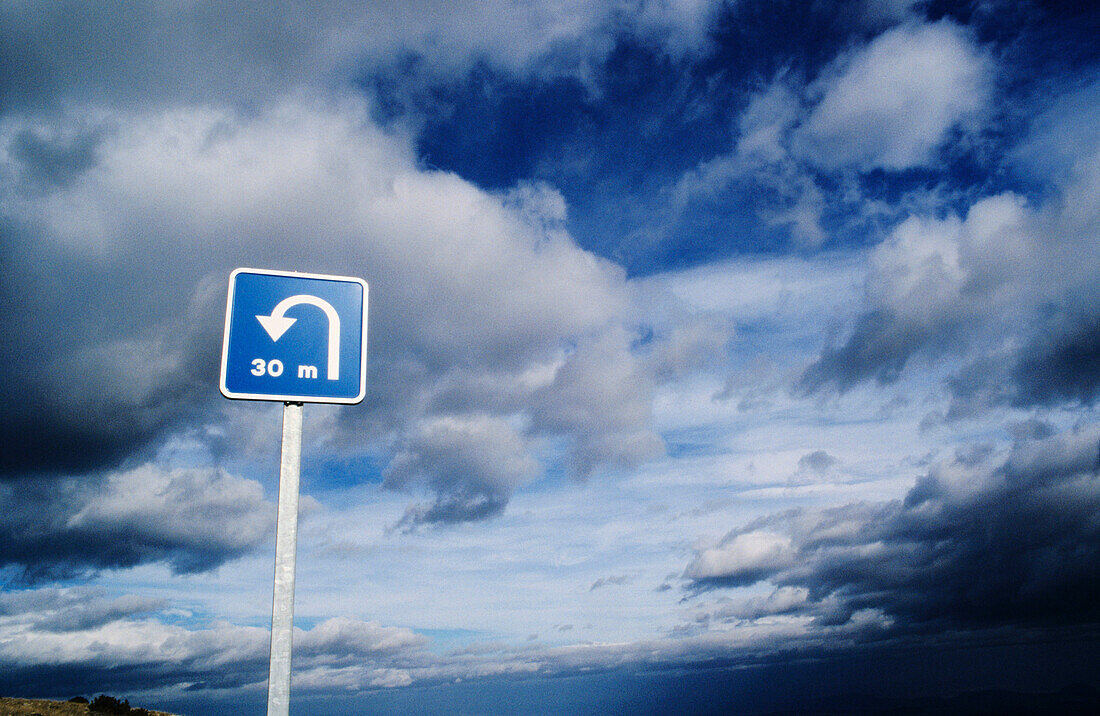  Arrow, Arrows, Blue, Cloudy, Color, Colour, Concept, Concepts, Daytime, Direction, Exterior, Horizontal, Information, One, Orientation, Outdoor, Outdoors, Outside, Overcast, Road sign, Sign, Signs, Skies, Sky, Square, Squares, Traffic sign, Transport, Tr