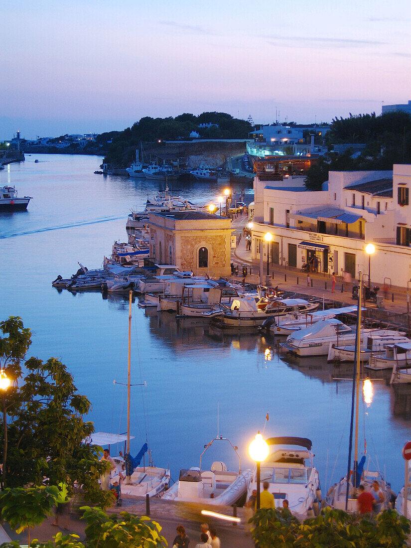 Puerto de Ciudadela (Ciutadella) al atardecer. Menorca. Islas Baleares. España / Ciutadella harbour at sunset. Menorca. Balearic Islands. Spain