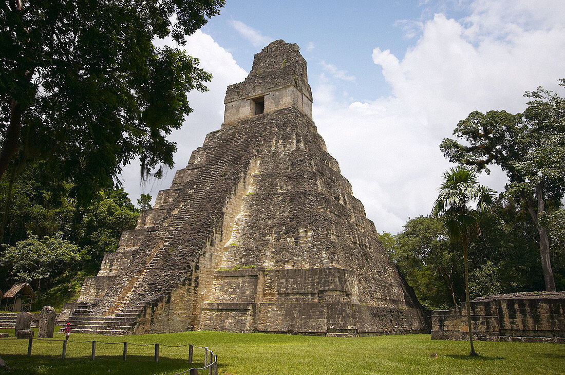 Temple of the Gran Jaguar (Temple I) at the Gran Plaza. Tikal. Mayan Archeological site. Petén Department. Guatemala. Central America.