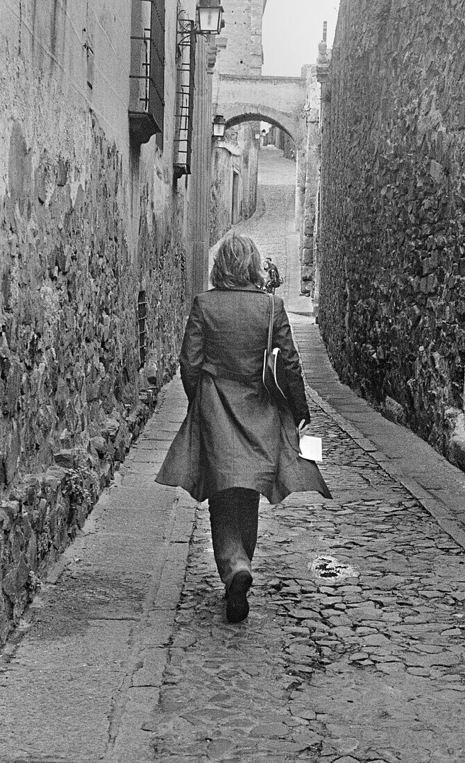  Adult, Adults, Alley, Alleys, Alone, B&W, Back view, Black-and-White, Contemporary, Daytime, Exterior, Female, Full-body, Full-length, Going away, Human, Lane, Lanes, Lifestyle, Lifestyles, Moving away, One, One person, Outdoor, Outdoors, Outside, People