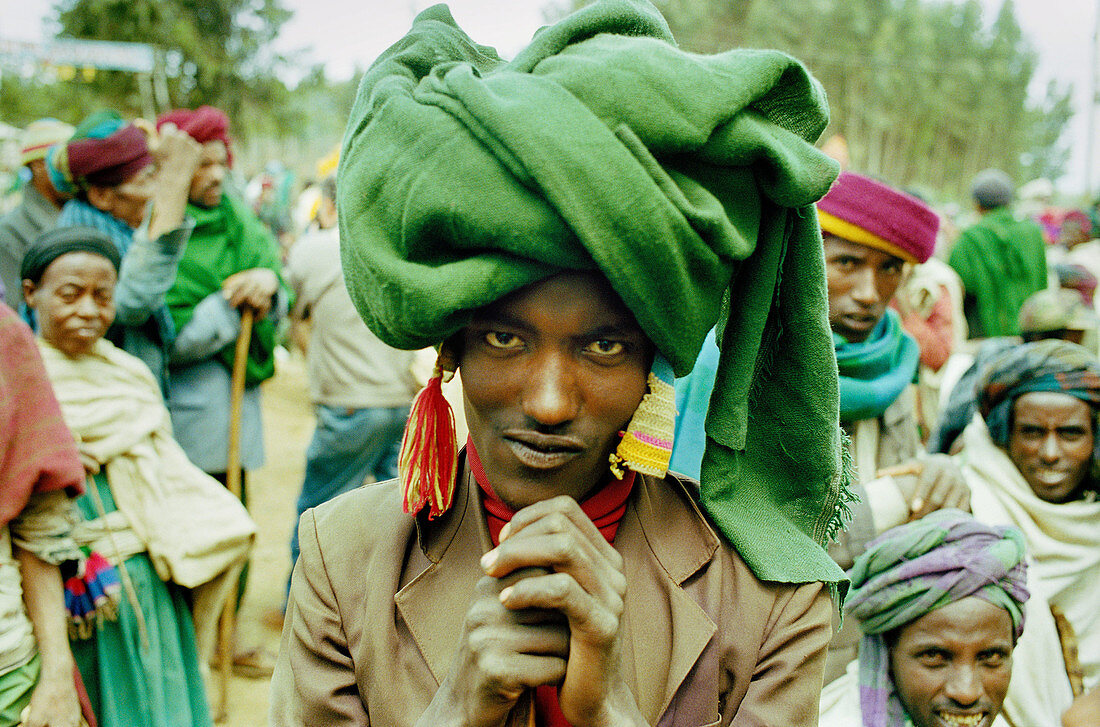  Adult, Adults, Africa, Black people, Color, Colour, Daytime, Ethiopia, Ethnic, Ethnicity, Exterior, Folk, Folklore, Gesture, Gestures, Gesturing, Headgear, Horizontal, Human, Looking at camera, Male, Man, Men, Outdoor, Outdoors, Outside, People, Person, 