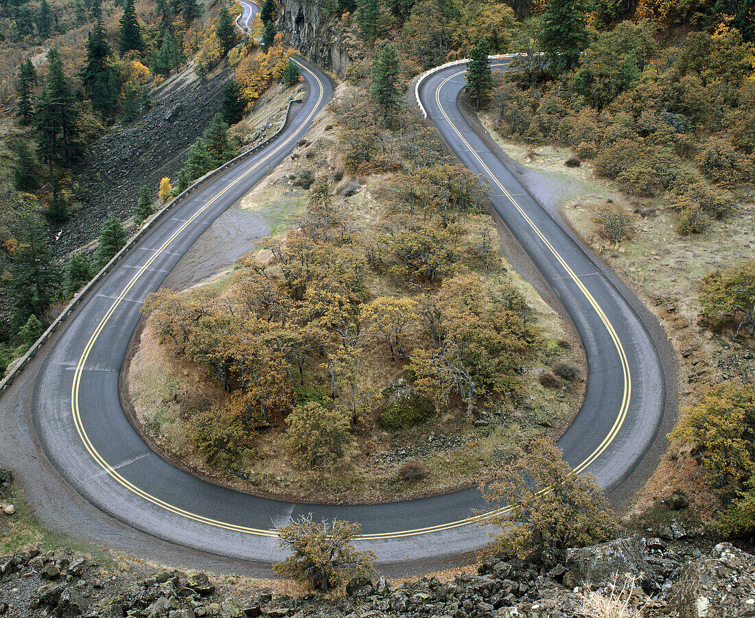 Rowena curves, Historic Columbia River Highway, Columbia River Gorge National Scenic Area. Wasco County, Oregon, USA