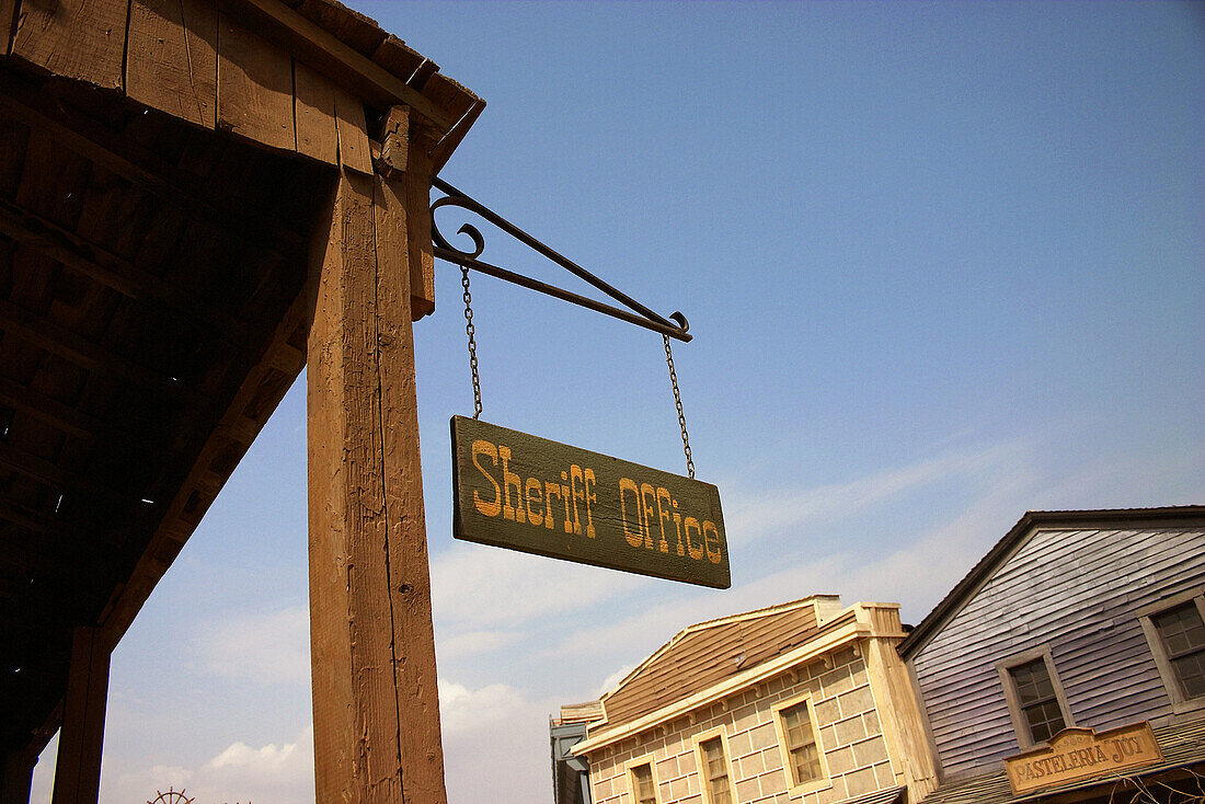  Aged, Color, Colour, Concept, Concepts, Daytime, Detail, Details, Exterior, Facade, Façade, Facades, Façades, Hang, Hanging, House, Houses, Old, Old fashioned, Old-fashioned, Outdoor, Outdoors, Outside, Porch, Porches, Sheriff office, Sign, Signs, Travel