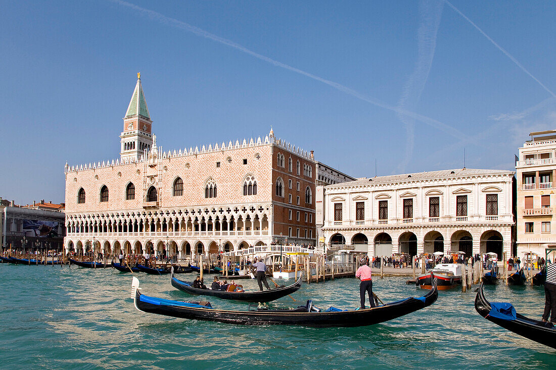 Gondeln vor Dogenpalast, Venedig, Venetien, Italien