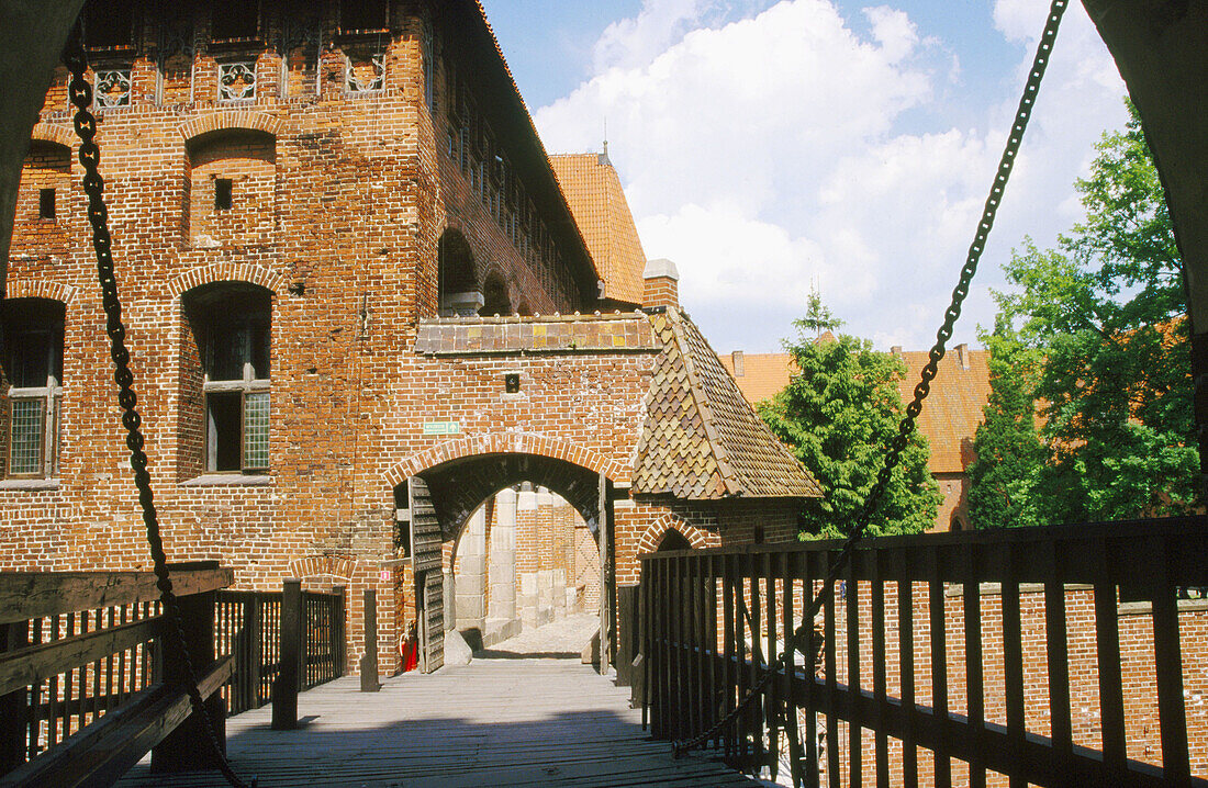 Drawbridge of Europe s largest gothic castle (13th century), residence of Teutonic Knights grand master. Malbork. Pomerania, Poland