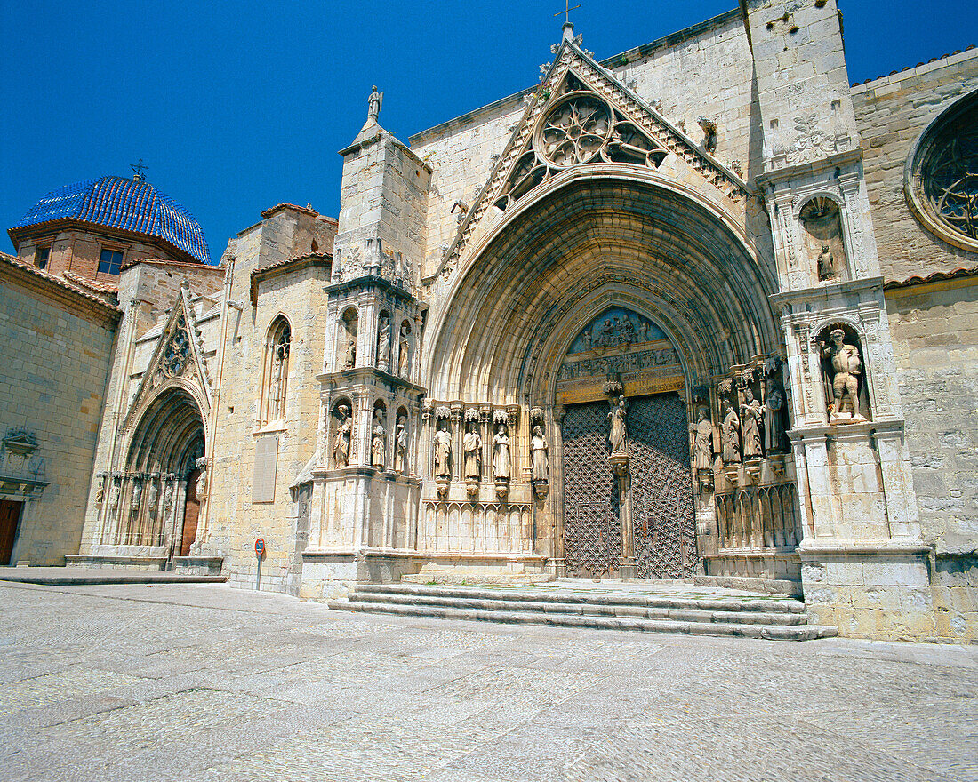 Puerta de los Apostoles. Facade of Gothic church of Santa María la Mayor (13th-14th century). Morella. Castellón province, Spain