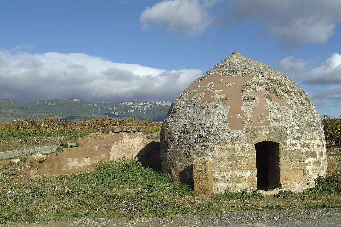 Guardaviñas (old building used as shelter by farmers). La Rioja. Spain