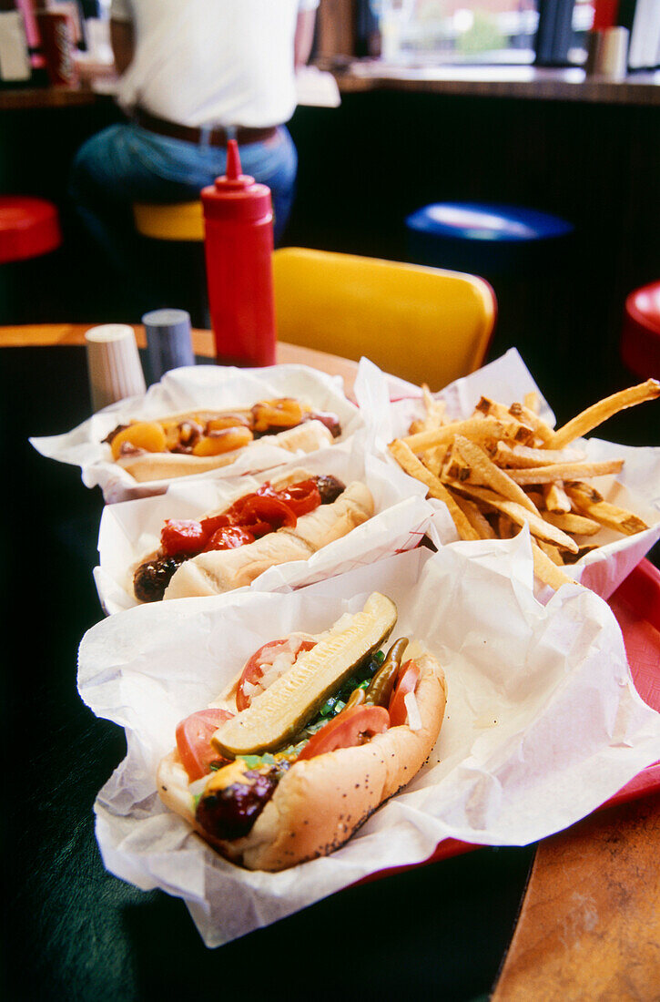Drei Hot Dogs und Pommes im Restaurant, Chicago, Illinois, USA, Chicago, Illinois, USA