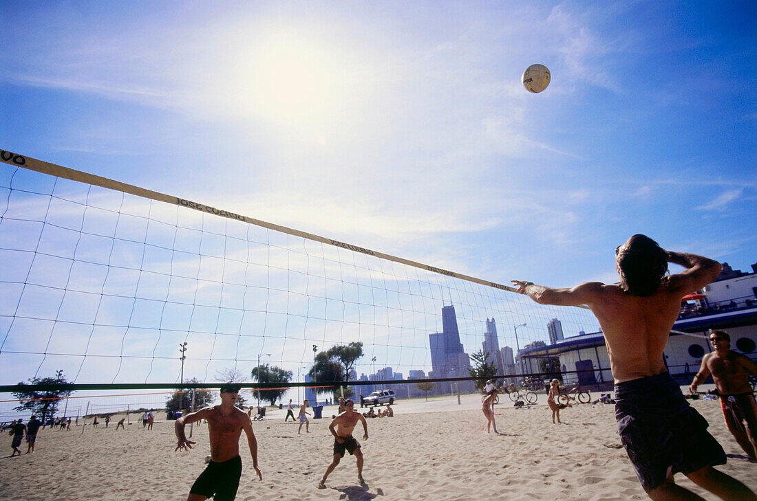 Beachvolleyball, Impression am North Beach mit Skyline Chicago, Illinois, USA