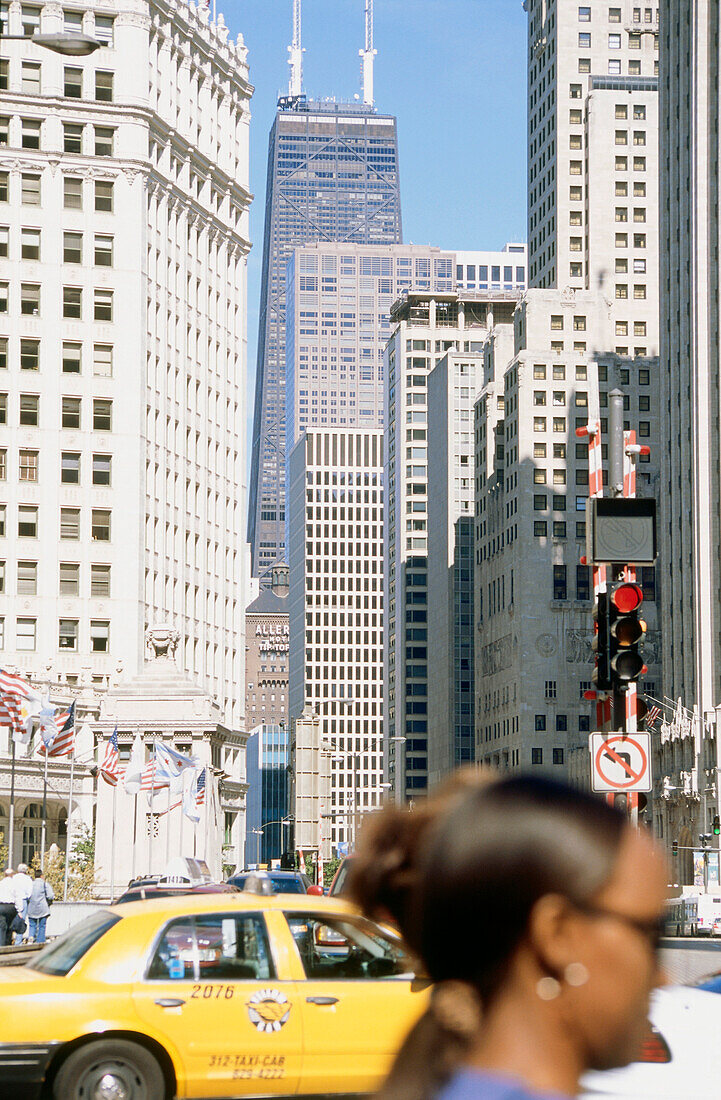 Passantin vor Hochhäuser, Innenstadt, Downtown, Chicago, Illinois, USA