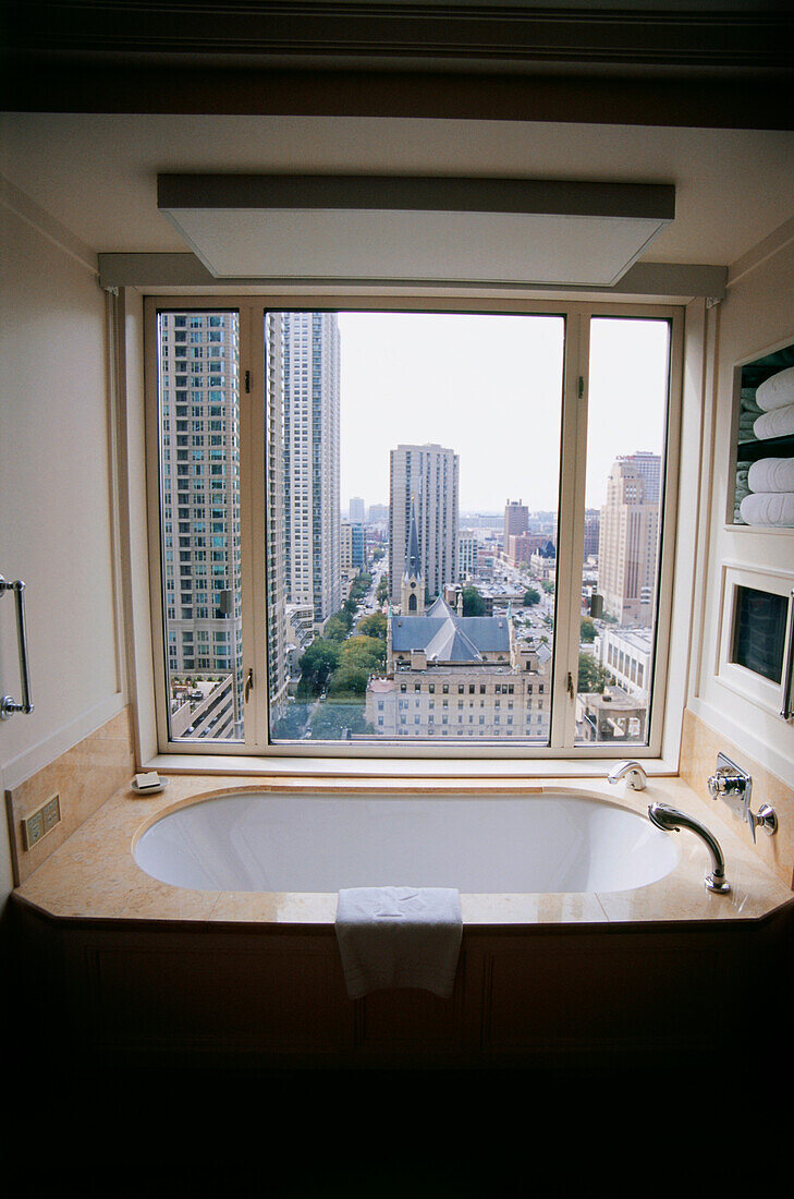 Badewanne mit Ausblick in Suite des Hotel Peninsula, Chicago, Illinois, USA