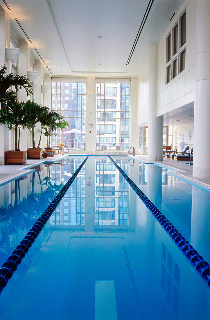 Pool and spa area of Hotel Peninsula, Chicago, Illinois, USA