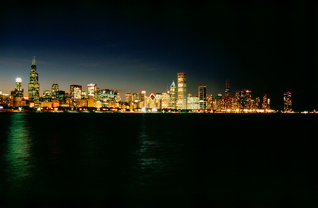 Blick vom Lake Michigan zur Skyline Chicago bei Nacht, Illinois, USA
