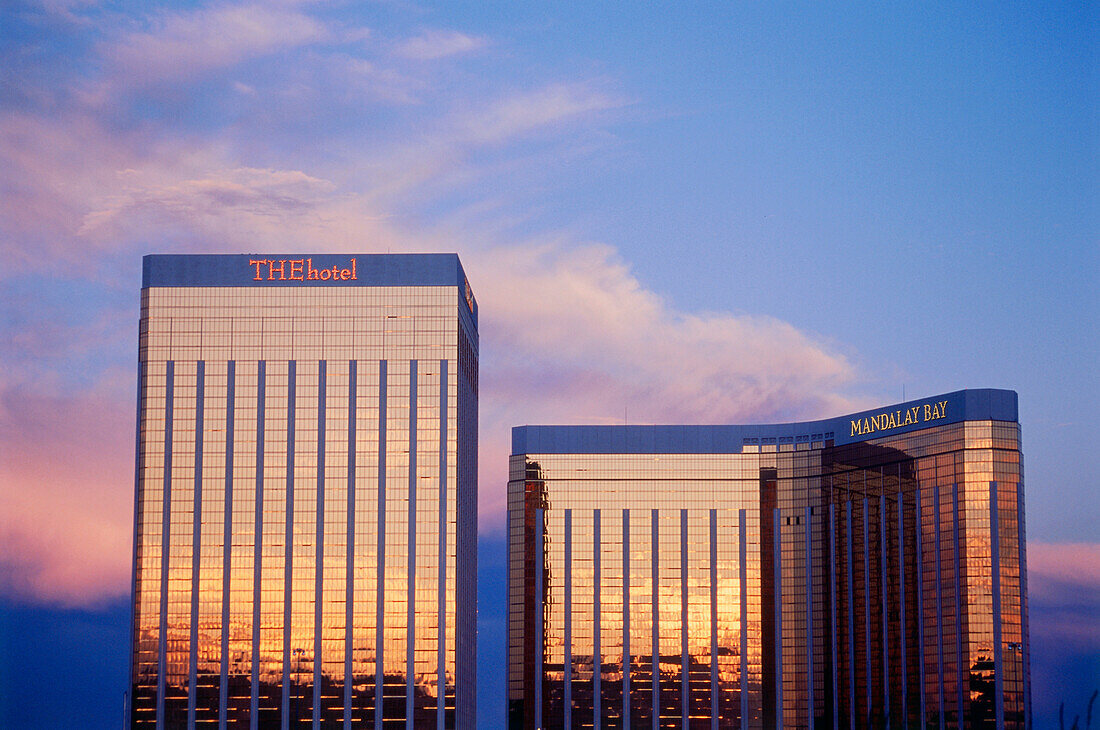 Blick zu Hotel Mandalay Bay und The Hotel, Las Vegas, Nevada, USA, Amerika