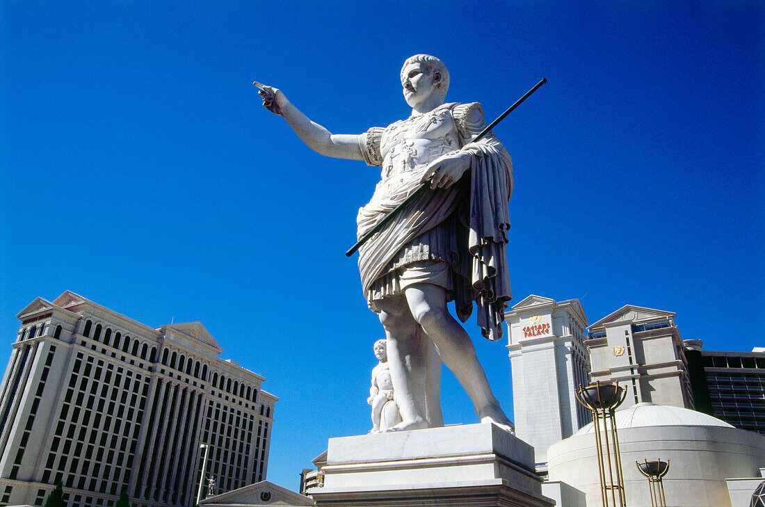 Statue und Außenansicht des Hotel und Casino Cesar's Palace, Las Vegas, Nevada, USA, Amerika