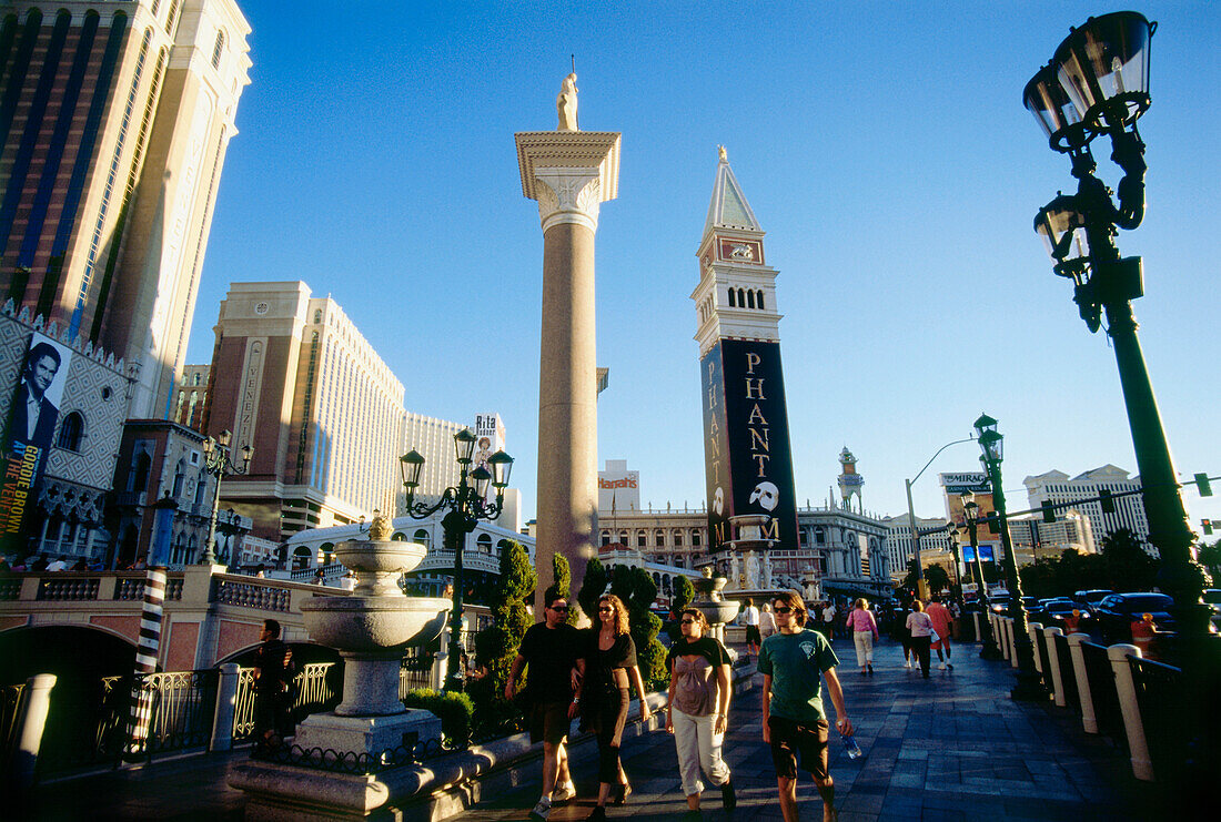 Street life in front of Hotel Venetian, Las Vegas, Nevada, USA, America