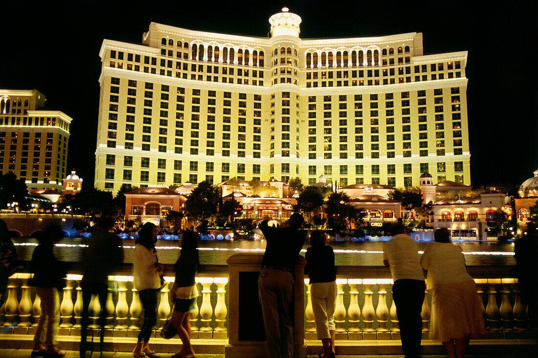 Viewers at night at fountain in front of Hotel Bellagio, Las Vegas, Nevada, USA, America