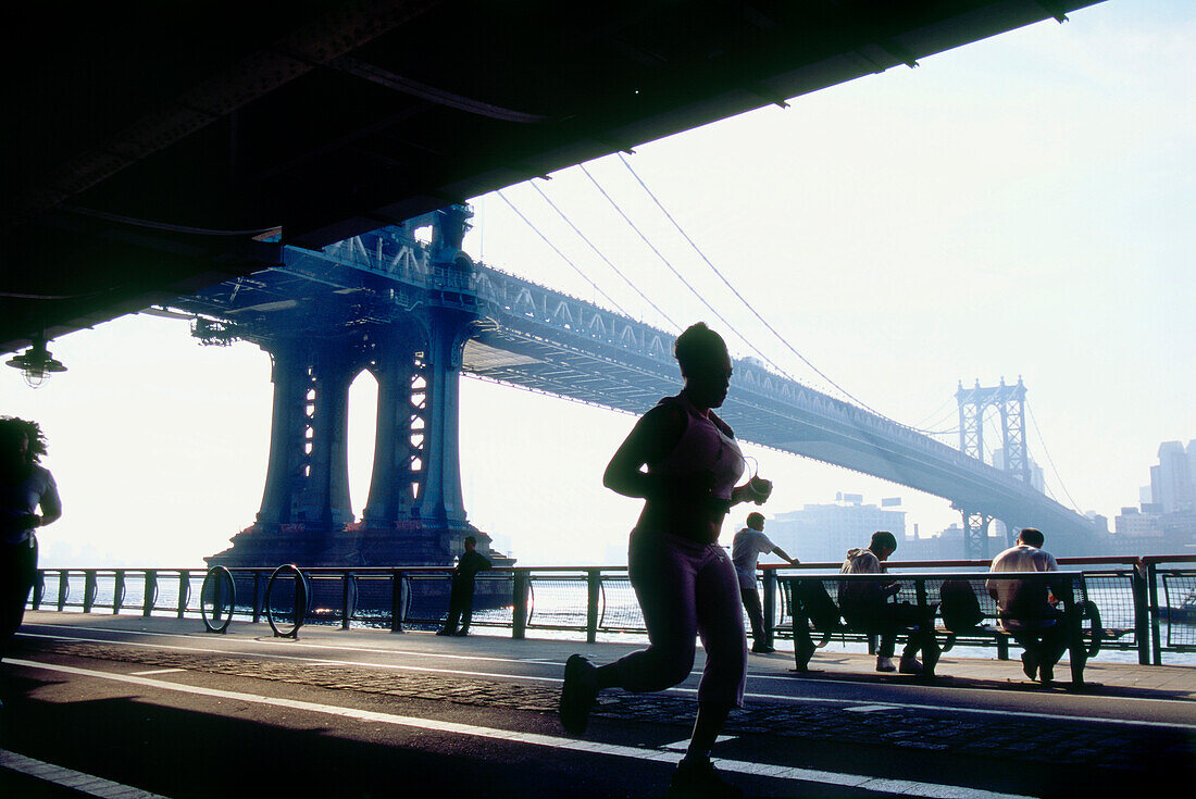 Stadtleben mit Blick auf die Manhattan Bridge, New York, USA, Amerika
