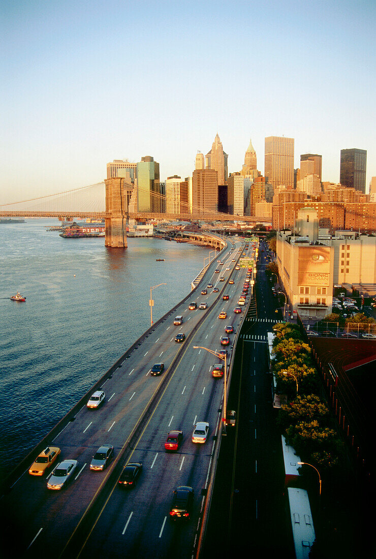 View to Brooklyn Bridge and Lower Manhattan at sunrise, New York, USA, Amerika