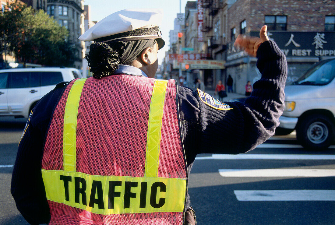 Polizistin regelt den Verkehr, Chinatown, New York, USA, Amerika